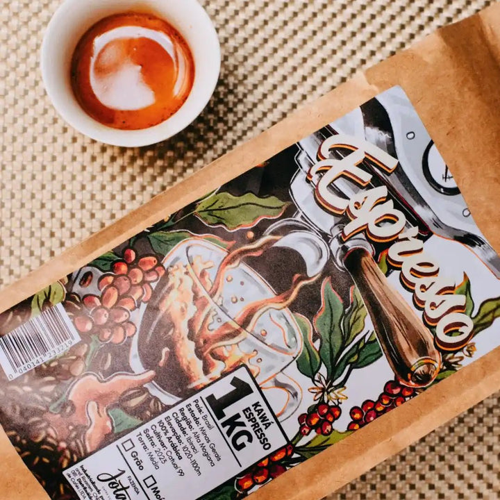 Pacote de 1Kg de Kawá Espresso inclinado com xícara de espresso ao lado