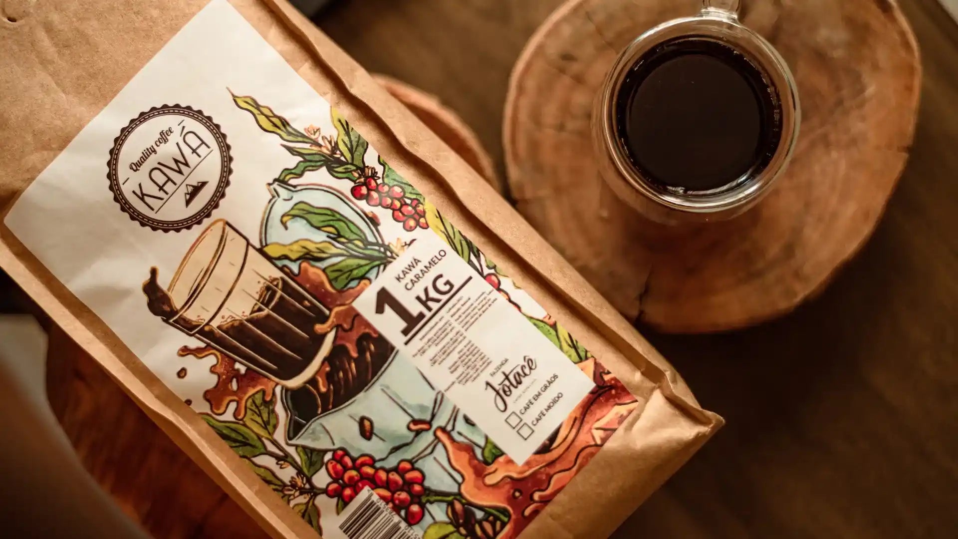 Pacote do Café Especial Kawá Caramelo ao lado de uma xícara de café sob uma mesa de madeira