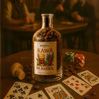 Garrafa de Kawá de Barril sobre mesa de pôquer, cercada por cartas, fichas e grãos de café, remetendo ao clima de saloon do velho oeste.