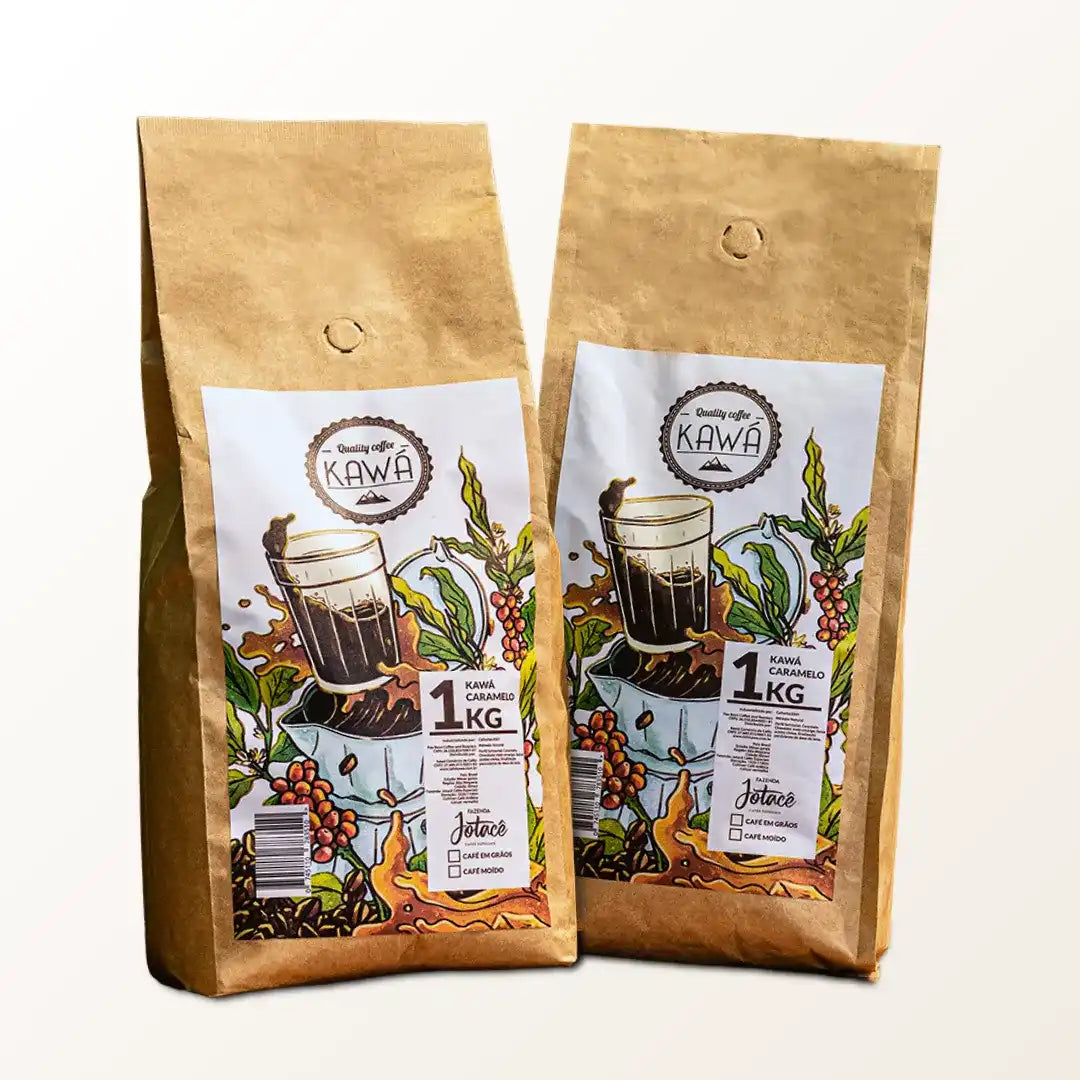 2 pacotes de 1 Kg em pé do Kawá Caramelo o café naturalmente doce da Fazenda Jotacê dispostos lado a lado com fundo branco