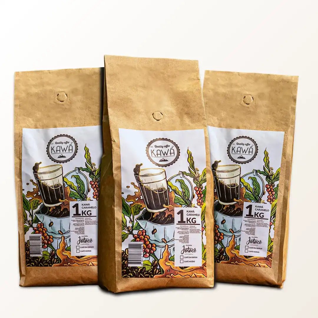 3 pacotes em pé de 1 Kg do Kawá Caramelo da Fazenda Jotacê, dispostos em formação triangular com fundo branco
