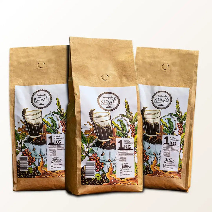3 pacotes em pé de 1 Kg do Kawá Caramelo da Fazenda Jotacê, dispostos em formação triangular com fundo branco