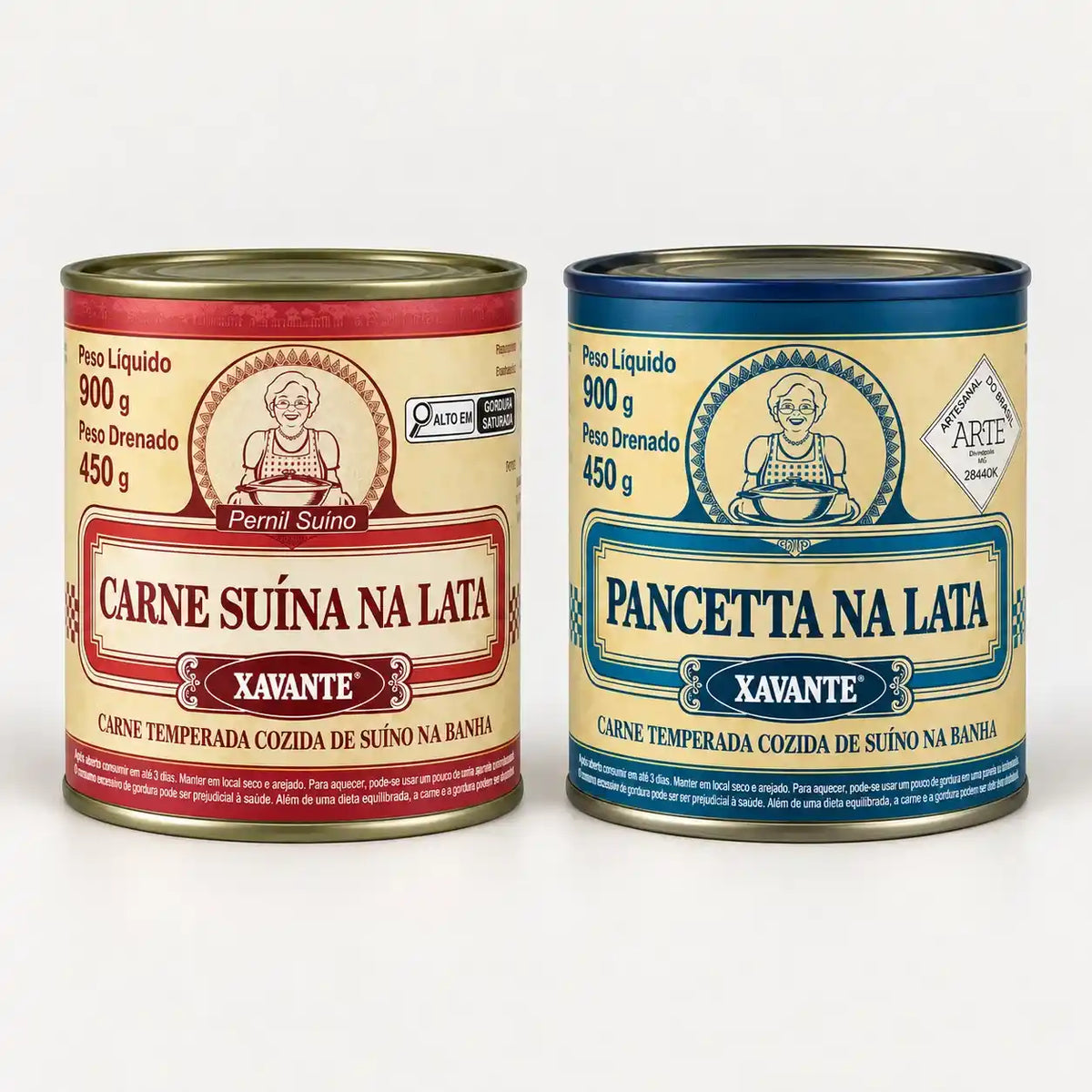 Kit Xavante de carne de lata: duas latas de 900g lado a lado em fundo claro, a Carne Suína na Lata de pernil com rótulo vermelho e uma lata de rótulo azul e creme, ambas de carne suína temperada e cozida na banha.