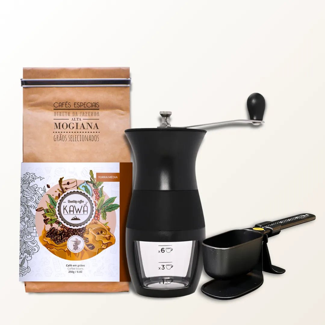 Conjunto de café com moedor manual, balança e pacote de Café Kawá, sobre fundo neutro.