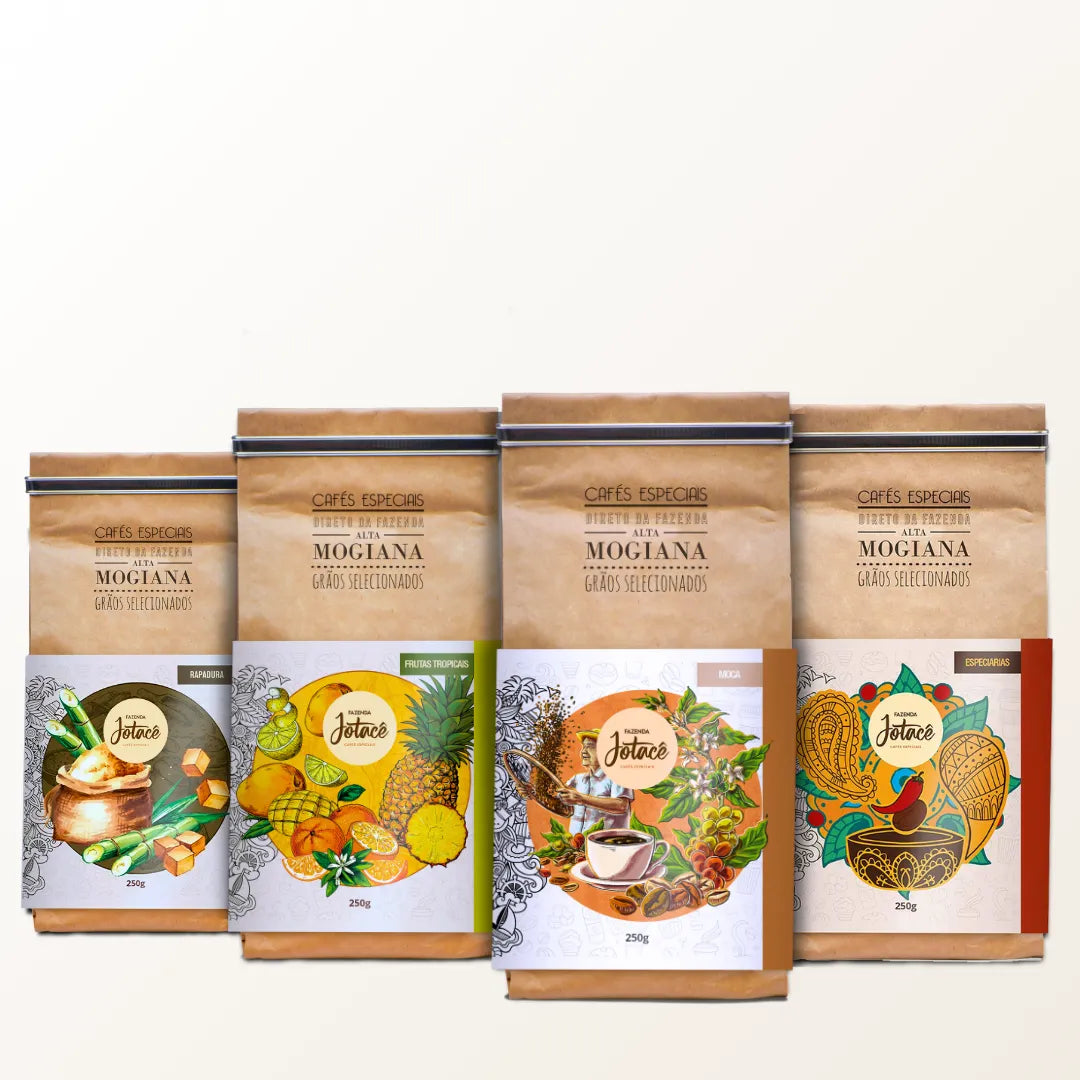 Seleção de pacotes de café da Fazenda Jotacê incluindo o Moca, Especiarias, frutas Tropicais e Rapadura.