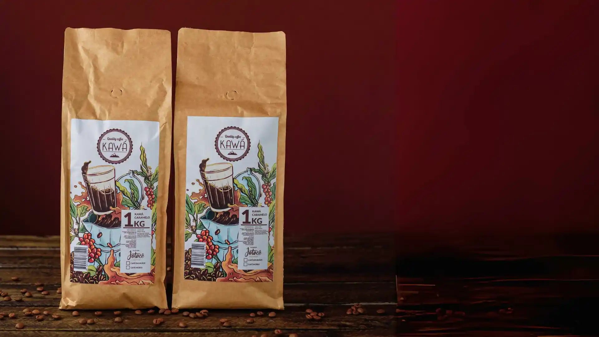 2 pacotes do Kawá Caramelo - Café naturalmente doce, sobre mesa de madeira rústica e grãos de café ao redor