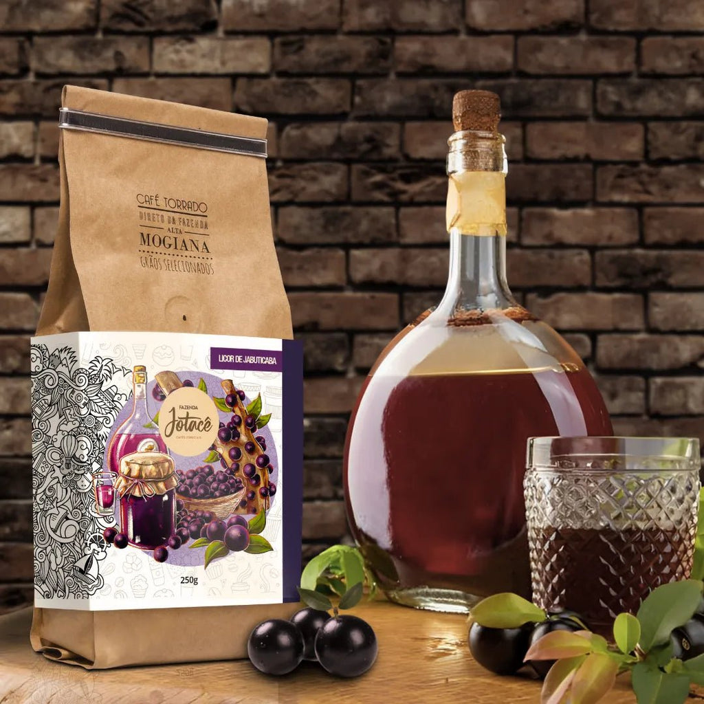 Embalagem de Café Microlote Licor de Jabuticaba ao lado de uma garrafa de licor e copo quase cheio
