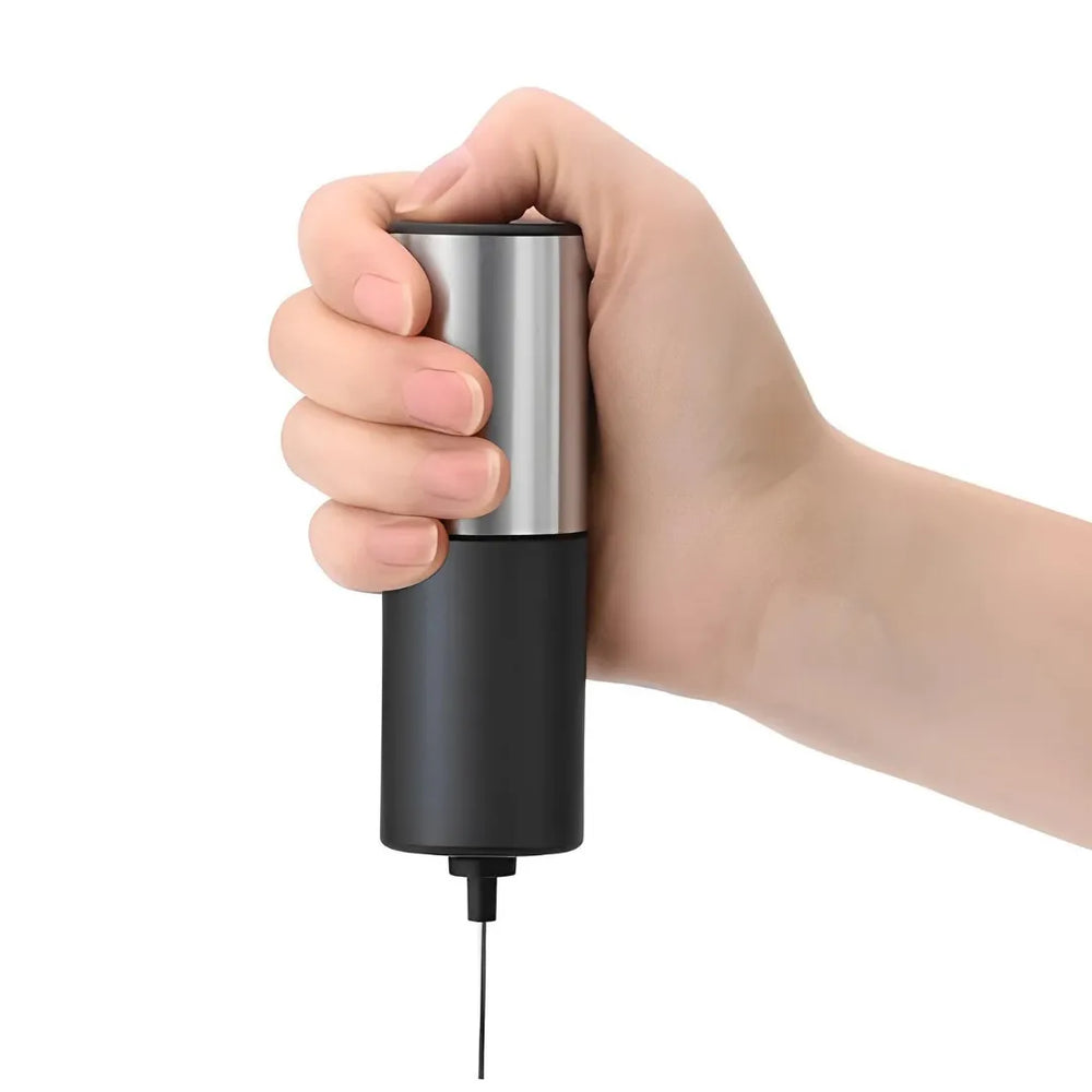 Mão segurando um Mini Mixer Elétrico da Mimo Style com batedor único.