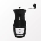 Moedor Manual de Café Black da Mimo Style em fundo neutro e branco.