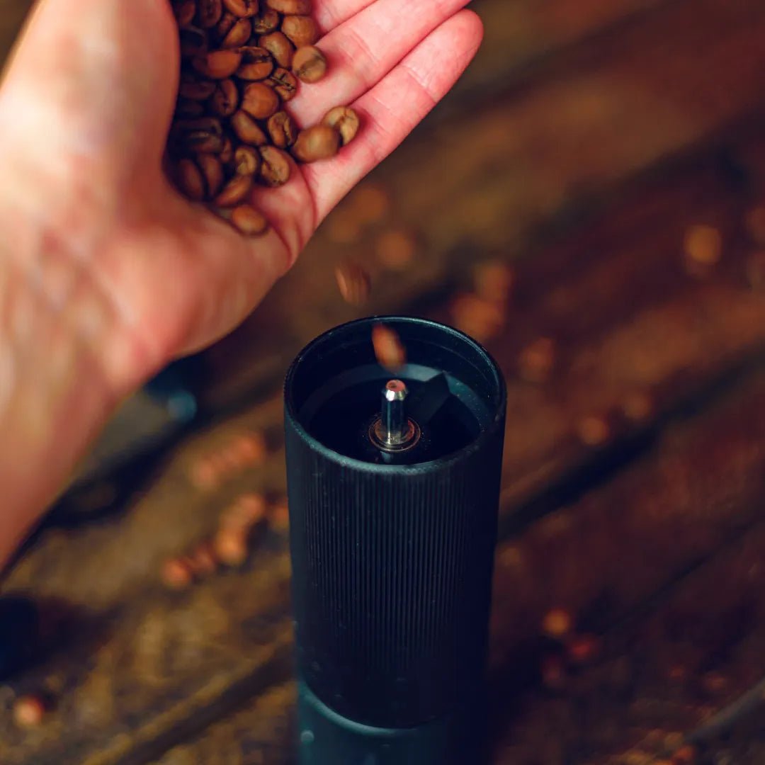 Grãos de café sendo derramados no Moedor de Café Black Pro