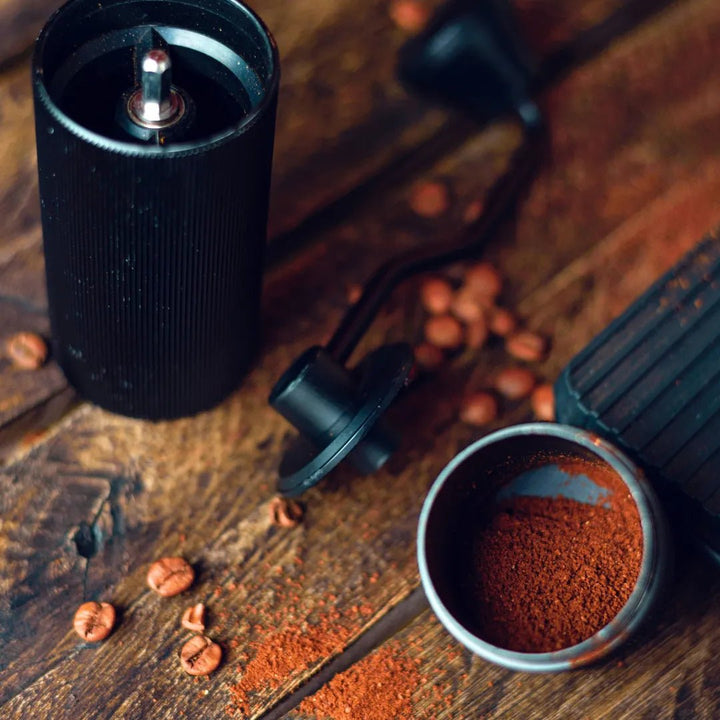 Moedor de Café Black Pro desmontado sobre mesa de madeira rústica