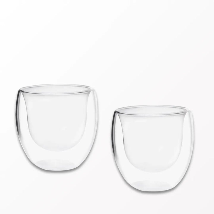 Par de copos de vidro duplo vazios sobre fundo branco.