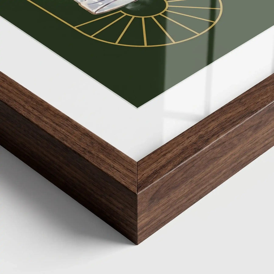 Detalhe do canto da moldura de madeira nogueira do quadro, mostrando o acabamento do encaixe, o passe-partout branco e o fundo verde com o arco dourado da ilustração.