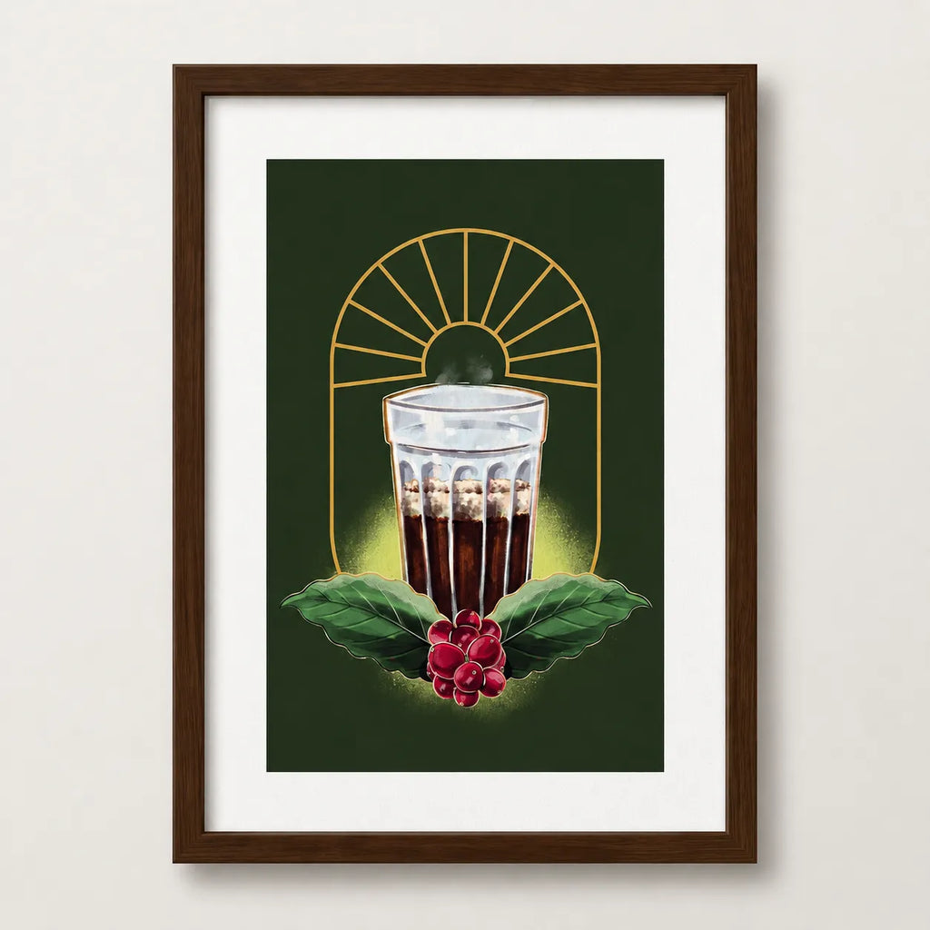 Quadro decorativo com ilustração de um copo de café coado, ramo de café com frutos vermelhos e folhas e arco de sol dourado sobre fundo verde, com moldura de madeira escura e passe-partout branco.