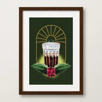 Quadro decorativo com ilustração de um copo de café coado, ramo de café com frutos vermelhos e folhas e arco de sol dourado sobre fundo verde, com moldura de madeira escura e passe-partout branco.