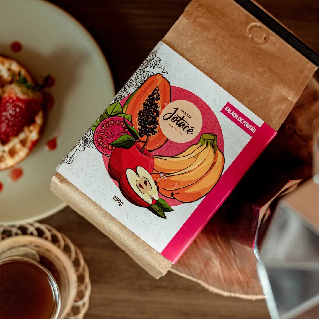 Pacote de Café Jotacê Salada de Frutas em um cenário de cozinha com café servido.