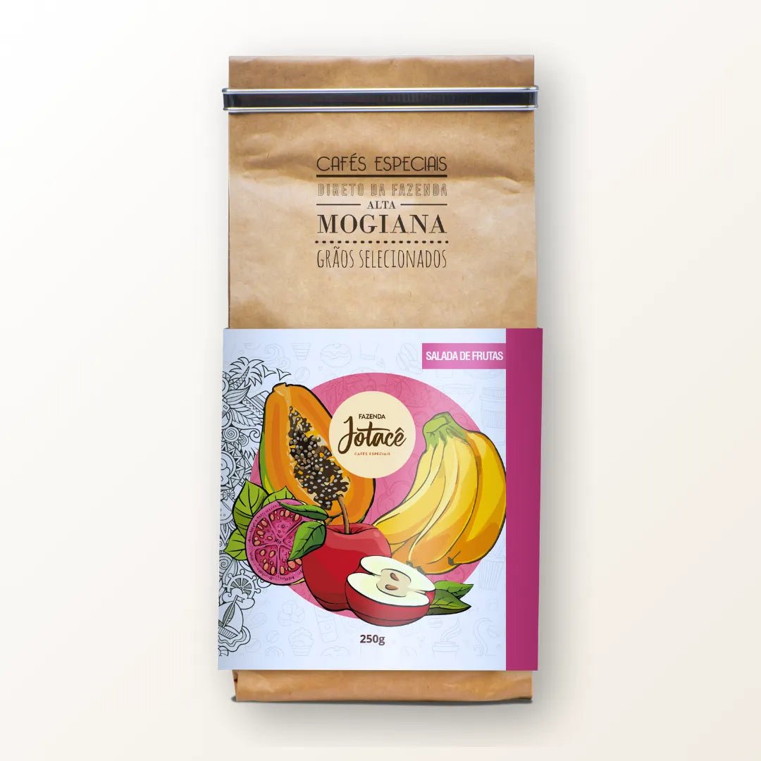Embalagem de Café Jotacê Salada de Frutas sobre fundo branco isolado.