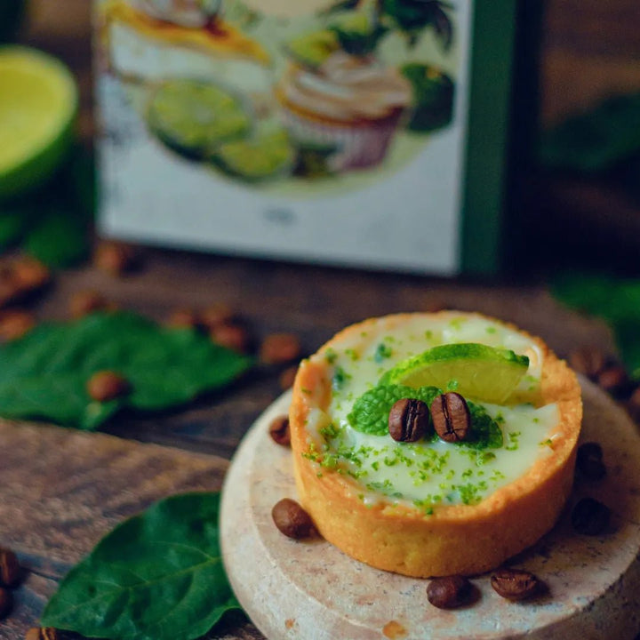Close up de uma torta de limão com grãos de café ao redor