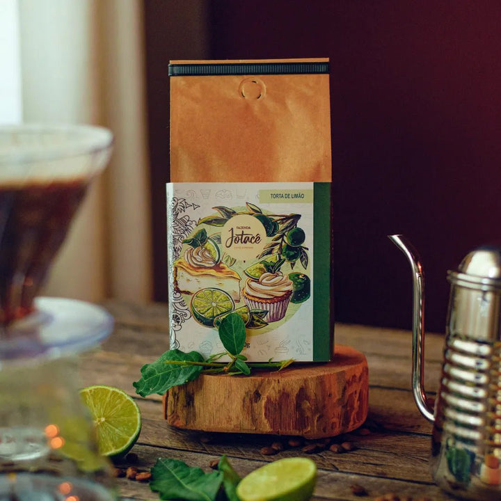 Café torta de limão sobre um suporte de madeira e ao redor utensílios para o preparo do café