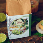 Pacote do café torta de limão sobre uma mesa rústica de madeira com limões e grãos de café ao redor