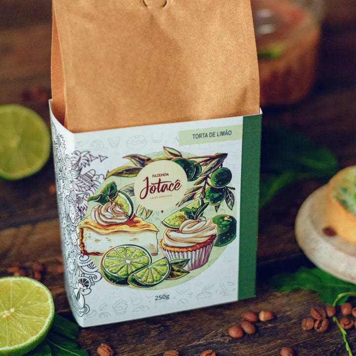 Pacote do café torta de limão sobre uma mesa rústica de madeira com limões e grãos de café ao redor
