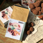 Pacote de café especial em grãos Trufa de Chocolate 250g visto de cima sobre mesa de madeira