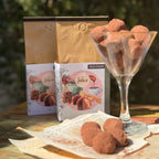 Café com notas de chocolate da Fazenda Jotacê ao lado de taça com trufas de cacau