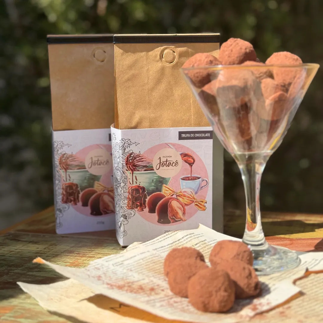 Café com notas de chocolate da Fazenda Jotacê ao lado de taça com trufas de cacau