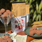 Duas embalagens de Café Trufa de Chocolate 250g com taça de trufas ao sol