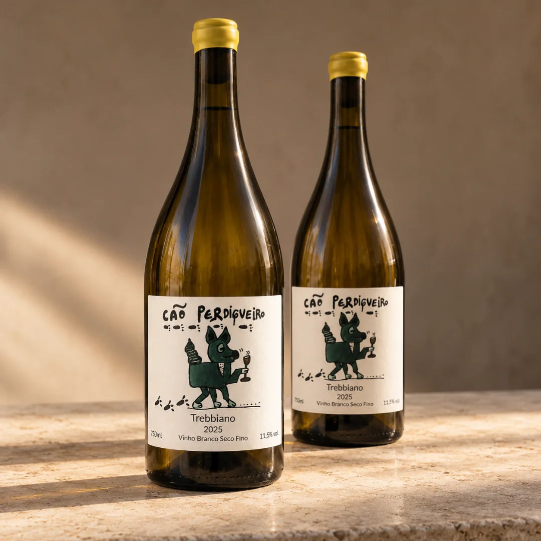 Duas garrafas de vinho branco nacional Cão Perdigueiro Trebbiano 2025 sobre bancada de pedra