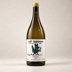 Garrafa do vinho branco seco Cão Perdigueiro Trebbiano 2025, 750ml, com o cachorro de terno verde no rótulo, sobre fundo neutro
